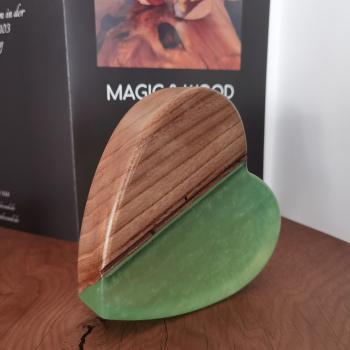 Preview: Ein Herz aus Massivholz mit Kunstharz