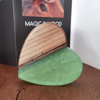 Preview: Ein Herz aus Massivholz mit Kunstharz