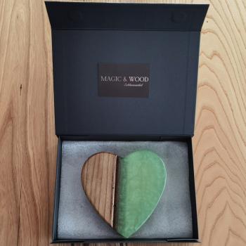 Preview: Ein Herz aus Massivholz mit Kunstharz