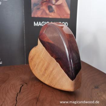 Ein Herz aus Massivholz mit Kunstharz