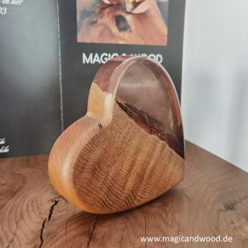 Preview: Ein Herz aus Massivholz mit Kunstharz
