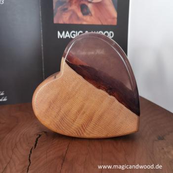 Preview: Ein Herz aus Massivholz mit Kunstharz