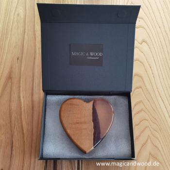 Preview: Ein Herz aus Massivholz mit Kunstharz