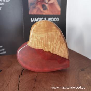 Preview: Ein Herz aus Massivholz mit Kunstharz