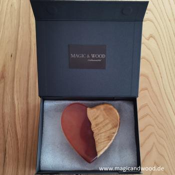 Preview: Ein Herz aus Massivholz mit Kunstharz