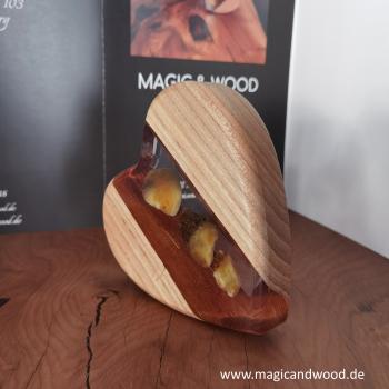 Ein Herz aus Massivholz mit Kunstharz