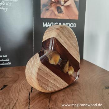 Preview: Ein Herz aus Massivholz mit Kunstharz