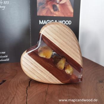 Preview: Ein Herz aus Massivholz mit Kunstharz