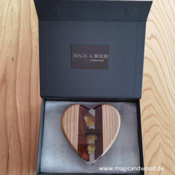 Preview: Ein Herz aus Massivholz mit Kunstharz