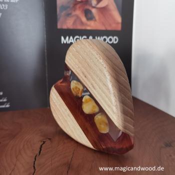 Ein Herz aus Massivholz mit Kunstharz