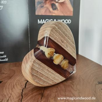 Preview: Ein Herz aus Massivholz mit Kunstharz