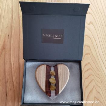 Preview: Ein Herz aus Massivholz mit Kunstharz
