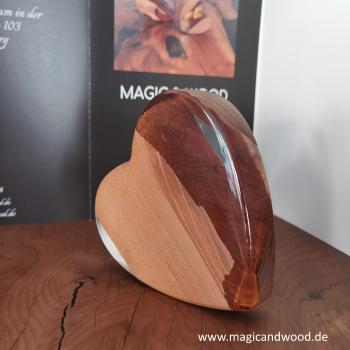Ein Herz aus Massivholz mit Kunstharz