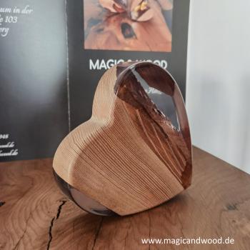 Preview: Ein Herz aus Massivholz mit Kunstharz