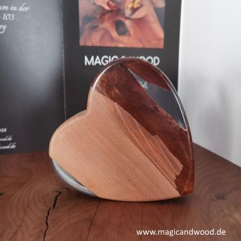 Preview: Ein Herz aus Massivholz mit Kunstharz