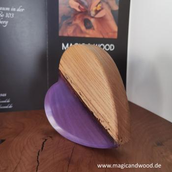 Ein Herz aus Massivholz mit Kunstharz
