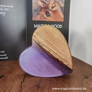 Preview: Ein Herz aus Massivholz mit Kunstharz