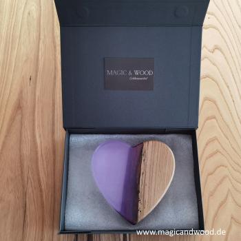Preview: Ein Herz aus Massivholz mit Kunstharz