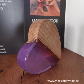 Preview: Ein Herz aus Massivholz mit Kunstharz