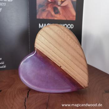 Preview: Ein Herz aus Massivholz mit Kunstharz