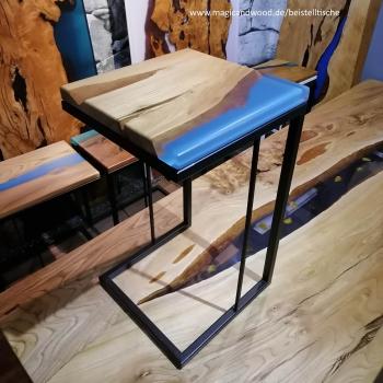 Preview: Beistelltisch aus Massivholz und Kunstharz auf einem edlen Metallgestell