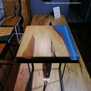 Preview: Beistelltisch aus Massivholz und Kunstharz auf einem edlen Metallgestell