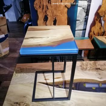 Beistelltisch aus Massivholz und Kunstharz auf einem edlen Metallgestell
