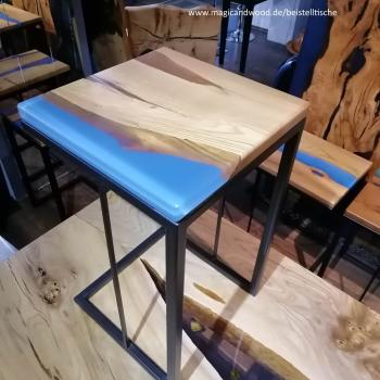 Beistelltisch aus Massivholz und Kunstharz auf einem edlen Metallgestell