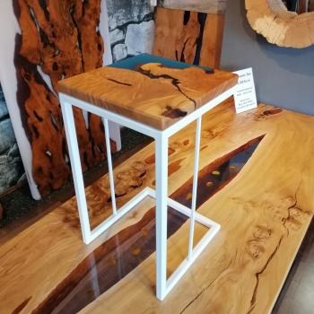 Beistelltisch aus Holz und Kunstharz auf einem edlen Metallgestell