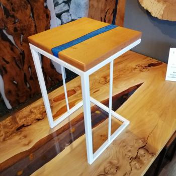 Preview: Beistelltisch aus Holz und Kunstharz auf einem edlen Metallgestell