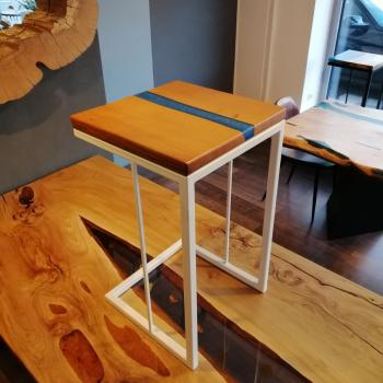 Preview: Beistelltisch aus Holz und Kunstharz auf einem edlen Metallgestell
