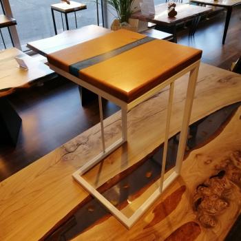 Preview: Beistelltisch aus Holz und Kunstharz auf einem edlen Metallgestell