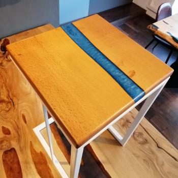 Beistelltisch aus Holz und Kunstharz auf einem edlen Metallgestell