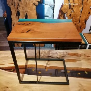 Preview: Beistelltisch aus Holz und Kunstharz auf einem edlen Metallgestell