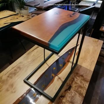 Preview: Beistelltisch aus Holz und Kunstharz auf einem edlen Metallgestell