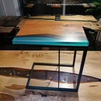 Preview: Beistelltisch aus Holz und Kunstharz auf einem edlen Metallgestell