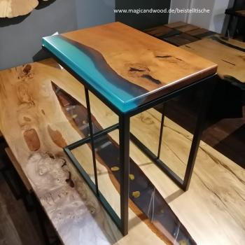 Beistelltisch aus Holz und Kunstharz auf einem edlen Metallgestell