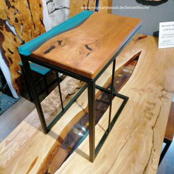 Beistelltisch aus Holz und Kunstharz auf einem edlen Metallgestell