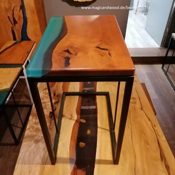 Beistelltisch aus Holz und Kunstharz auf einem edlen Metallgestell