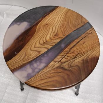 Preview: Couchtisch aus Massivholz und Kunstharz auf einem Metallgestell.