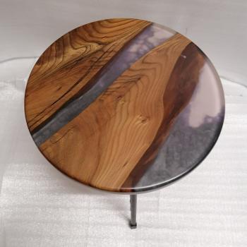 Couchtisch aus Massivholz und Epoxid auf einem Metallgestell.