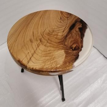 Preview: Couchtisch aus Massivholz und Kunstharz auf einem Metallgestell.