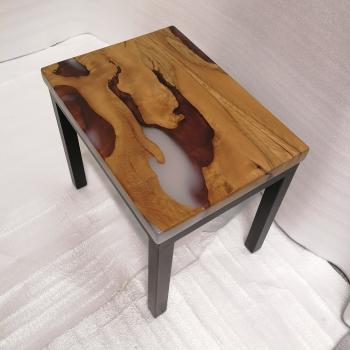 Preview: Couchtisch aus Massivholz und Kunstharz auf einem Metallgestell.