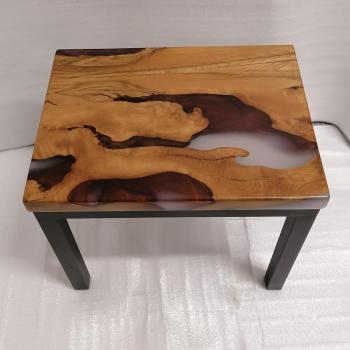 Preview: Couchtisch aus Massivholz und Kunstharz auf einem Metallgestell.