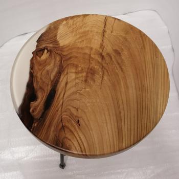 Couchtisch aus Massivholz und Epoxid auf einem Metallgestell.