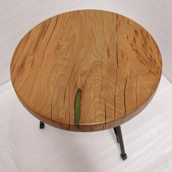 Preview: Ein wunderschöner Rundtisch aus Massivholz und Kunstharz.