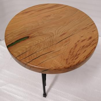 Preview: Ein wunderschöner Rundtisch aus Massivholz und Kunstharz.