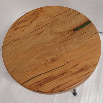 Ein wunderschöner Rundtisch aus Massivholz und Kunstharz.