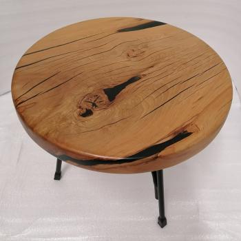 Preview: Couchtisch aus Massivholz und Kunstharz auf einem Metallgestell.