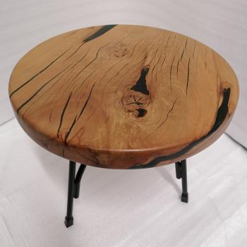 Preview: Couchtisch aus Massivholz und Kunstharz auf einem Metallgestell.